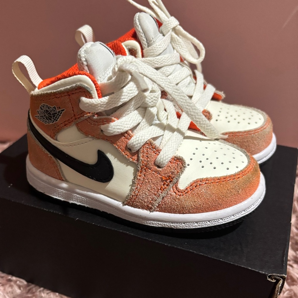 Jordan 1 MID size 6C